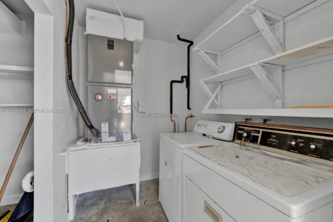 House in Miami, Florida 5 bedrooms, 238.2 sq.m. № 2042485 - photo 21