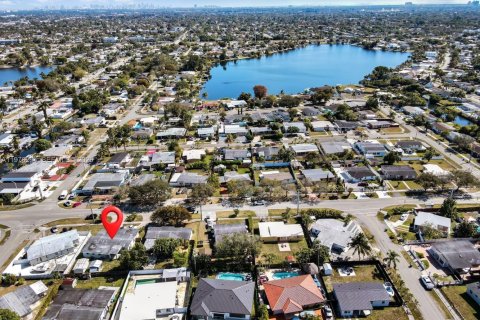 House in Miami, Florida 5 bedrooms, 238.2 sq.m. № 2042485 - photo 28