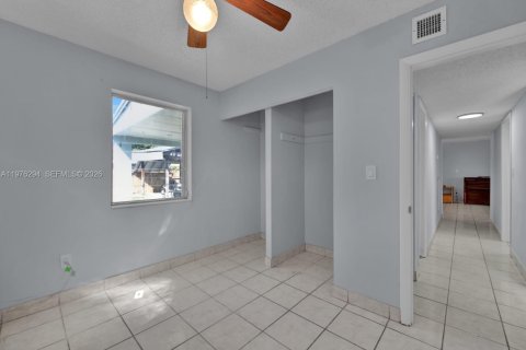 House in Miami, Florida 5 bedrooms, 238.2 sq.m. № 2042485 - photo 16