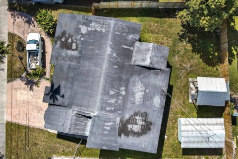 House in Miami, Florida 5 bedrooms, 238.2 sq.m. № 2042485 - photo 29