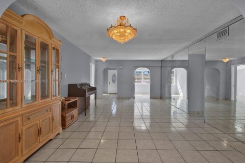 House in Miami, Florida 5 bedrooms, 238.2 sq.m. № 2042485 - photo 8