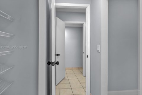 House in Miami, Florida 5 bedrooms, 238.2 sq.m. № 2042485 - photo 18