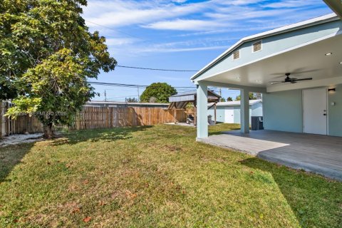 House in Miami, Florida 5 bedrooms, 238.2 sq.m. № 2042485 - photo 27