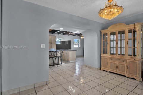 House in Miami, Florida 5 bedrooms, 238.2 sq.m. № 2042485 - photo 11