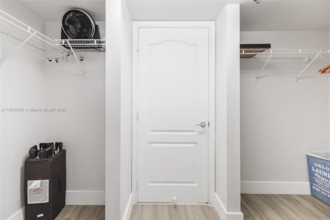 Снять в аренду кондоминиум в Майами, Флорида 1 спальня, 76.64м2, № 1959377 - фото 11