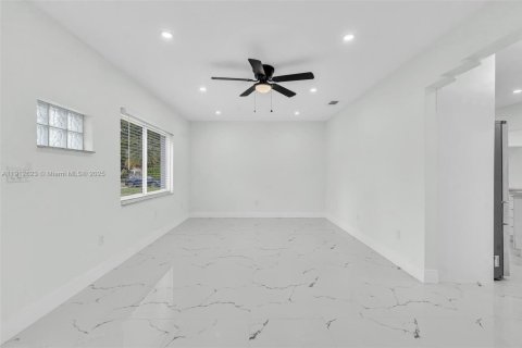 Купить виллу или дом в Эль Портал, Флорида 4 спальни, 148.27м2, № 1968341 - фото 8