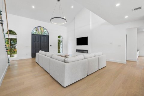 House in Boca Raton, Florida 5 bedrooms, 361.85 sq.m. № 2182316 - photo 7