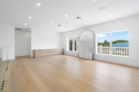 House in Boca Raton, Florida 5 bedrooms, 361.85 sq.m. № 2182316 - photo 26