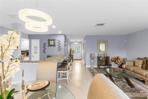 House in Plantation, Florida 2 bedrooms, 161.19 sq.m. № 1712067 - photo 9