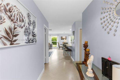 House in Plantation, Florida 2 bedrooms, 161.19 sq.m. № 1712067 - photo 6