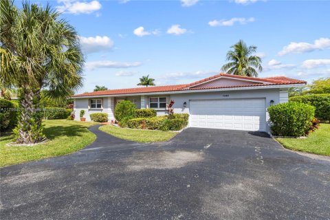 House in Plantation, Florida 2 bedrooms, 161.19 sq.m. № 1712067 - photo 1