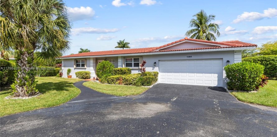 House in Plantation, Florida 2 bedrooms, 161.19 sq.m. № 1712067