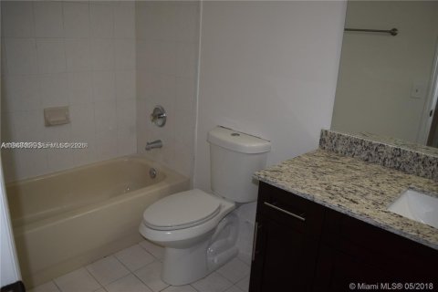 Condominio en venta en Hialeah, Florida, 2 dormitorios, 89.84 m2 № 2057873 - foto 12