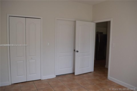 Condominio en venta en Hialeah, Florida, 2 dormitorios, 89.84 m2 № 2057873 - foto 4