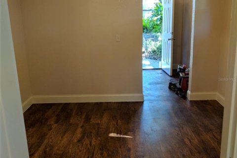 Commercial property in Tampa, Florida 9 bedrooms, 127.46 sq.m. № 2148246 - photo 9