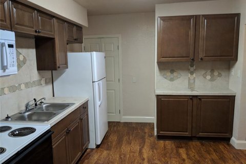 Commercial property in Tampa, Florida 9 bedrooms, 127.46 sq.m. № 2148246 - photo 12