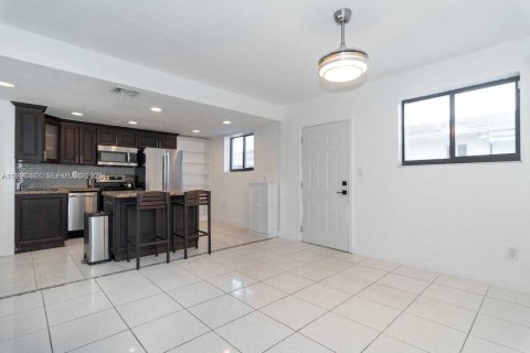 Casa en venta en Miami, Florida, 5 dormitorios, 198.35 m2 № 2039523 - foto 15