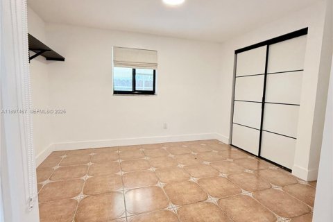 Casa en venta en Miami, Florida, 5 dormitorios, 198.35 m2 № 2039523 - foto 10