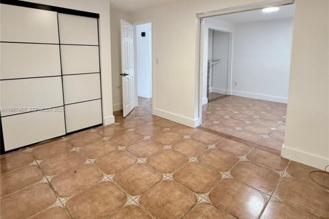 Casa en venta en Miami, Florida, 5 dormitorios, 198.35 m2 № 2039523 - foto 12