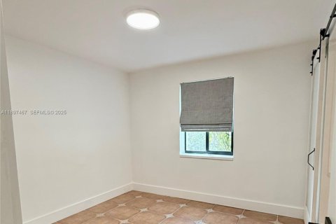 Casa en venta en Miami, Florida, 5 dormitorios, 198.35 m2 № 2039523 - foto 8