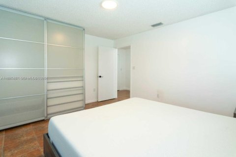 Casa en venta en Miami, Florida, 5 dormitorios, 198.35 m2 № 2039523 - foto 21