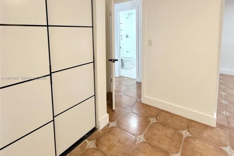 Casa en venta en Miami, Florida, 5 dormitorios, 198.35 m2 № 2039523 - foto 13