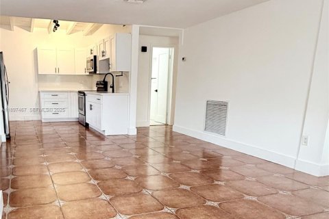 Casa en venta en Miami, Florida, 5 dormitorios, 198.35 m2 № 2039523 - foto 3