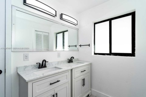 Casa en venta en Miami, Florida, 5 dormitorios, 198.35 m2 № 2039523 - foto 28
