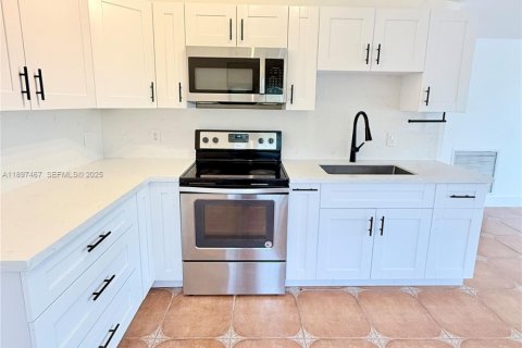 Casa en venta en Miami, Florida, 5 dormitorios, 198.35 m2 № 2039523 - foto 6