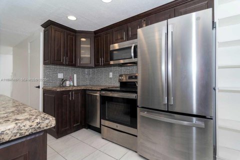 Casa en venta en Miami, Florida, 5 dormitorios, 198.35 m2 № 2039523 - foto 17