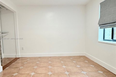 Casa en venta en Miami, Florida, 5 dormitorios, 198.35 m2 № 2039523 - foto 9