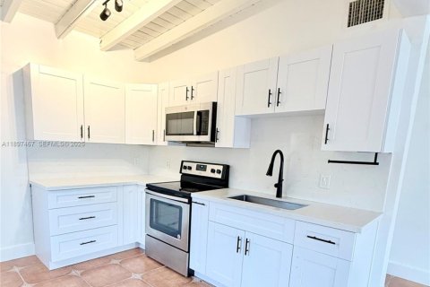 Casa en venta en Miami, Florida, 5 dormitorios, 198.35 m2 № 2039523 - foto 5