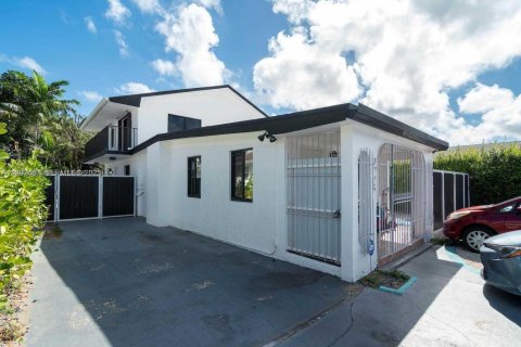 Casa en venta en Miami, Florida, 5 dormitorios, 198.35 m2 № 2039523 - foto 2