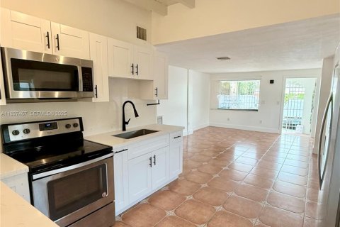 Casa en venta en Miami, Florida, 5 dormitorios, 198.35 m2 № 2039523 - foto 4