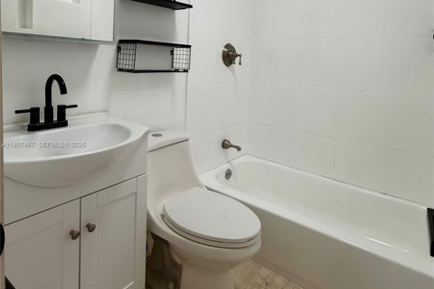 Casa en venta en Miami, Florida, 5 dormitorios, 198.35 m2 № 2039523 - foto 7