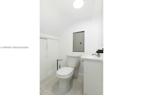 Casa en venta en Miami, Florida, 5 dormitorios, 198.35 m2 № 2039523 - foto 30