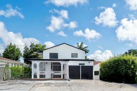 House in Miami, Florida 5 bedrooms, 198.35 sq.m. № 2039523