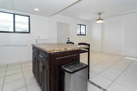 Casa en venta en Miami, Florida, 5 dormitorios, 198.35 m2 № 2039523 - foto 19