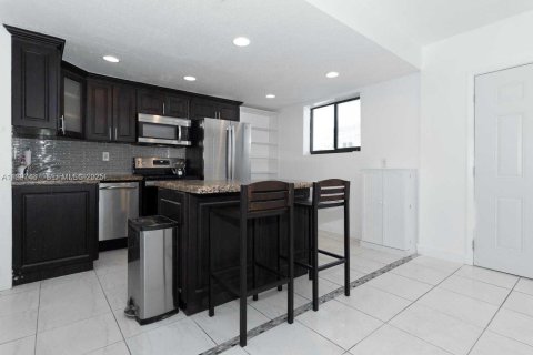 Casa en venta en Miami, Florida, 5 dormitorios, 198.35 m2 № 2039523 - foto 16