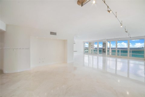 Condo in Fort Lauderdale, Florida, 2 bedrooms  № 2090959 - photo 3