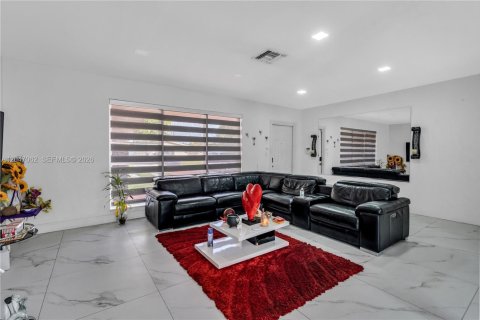 House in Miramar, Florida 5 bedrooms, 120.4 sq.m. № 2190499 - photo 8