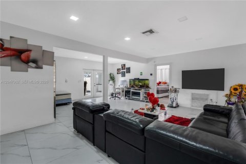 House in Miramar, Florida 5 bedrooms, 120.4 sq.m. № 2190499 - photo 3
