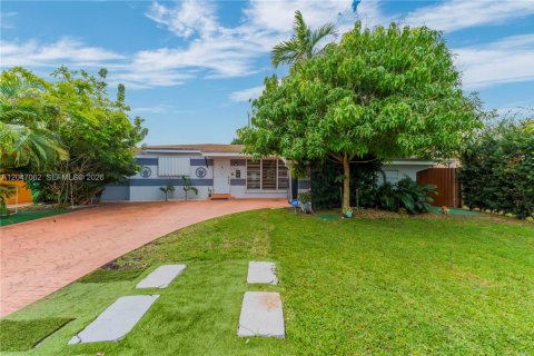 House in Miramar, Florida 5 bedrooms, 120.4 sq.m. № 2190499 - photo 2