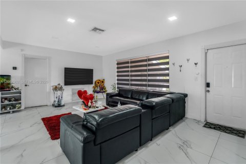 House in Miramar, Florida 5 bedrooms, 120.4 sq.m. № 2190499 - photo 7