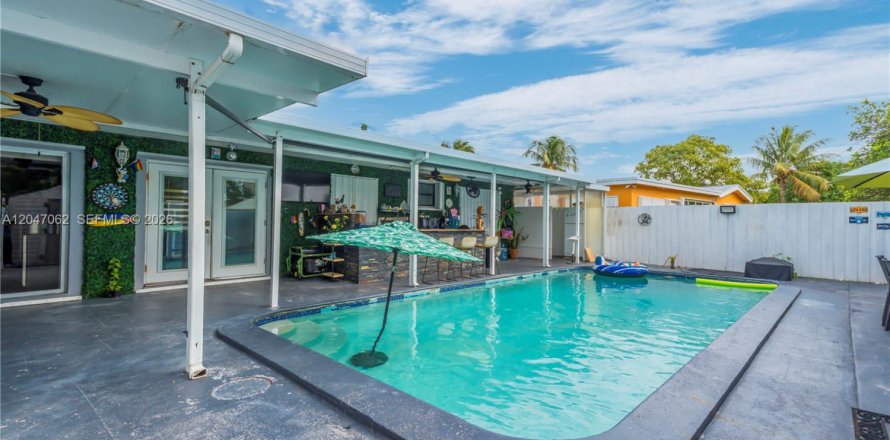 House in Miramar, Florida 5 bedrooms, 120.4 sq.m. № 2190499