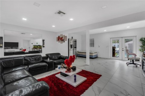 House in Miramar, Florida 5 bedrooms, 120.4 sq.m. № 2190499 - photo 4