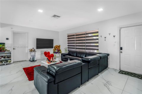 House in Miramar, Florida 5 bedrooms, 120.4 sq.m. № 2190499 - photo 5