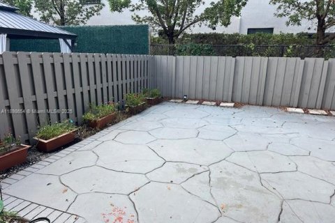 Townhouse in Miami, Florida 3 bedrooms, 192.31 sq.m. № 1952589 - photo 9