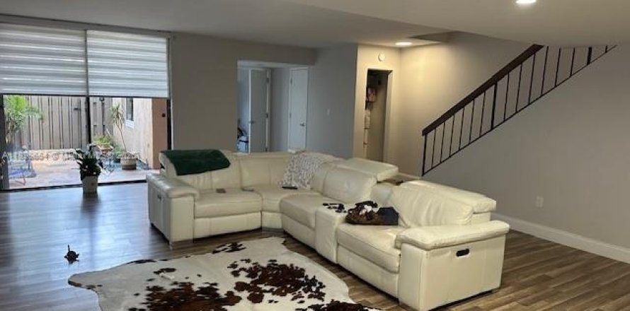 Townhouse in Miami, Florida 3 bedrooms, 192.31 sq.m. № 1952589