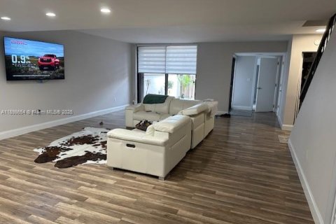 Townhouse in Miami, Florida 3 bedrooms, 192.31 sq.m. № 1952589 - photo 4